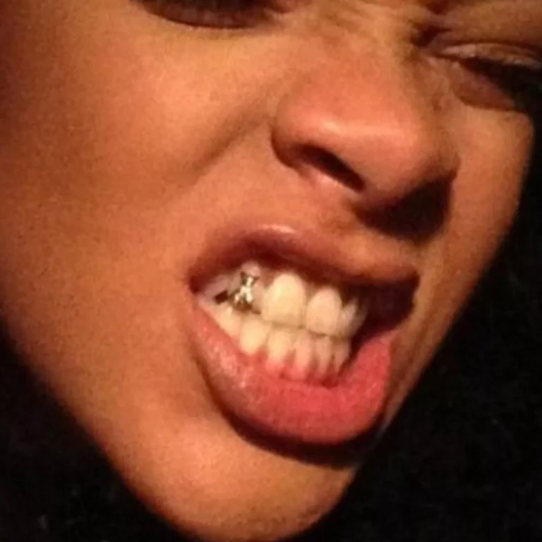 Rihanna-with-tooth-jewelry